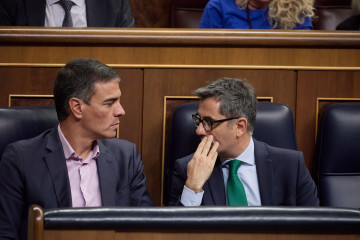 Archivo - El presidente del Gobierno, Pedro Sánchez (i) y el ministro de la Presidencia, Relaciones con las Cortes y Justicia, Félix Bolaños (d), durante una sesión plenaria en la Cámara Baja.