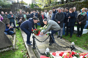 El presidente del EBB del PNV, Aitor Esteban (c), y el lehendakari, Imanol Pradales (i), durante el homenaje y ofrenda floral ante la tumba de Sabino Arana, a 23 de noviembre de 2025, en Sukarrieta (B