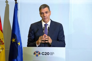 El presidente del Gobierno, Pedro Sánchez, en rueda de prensa desde Johannesburgo, al finalizar la cumbre del G20, el 23 de noviembre de 2025