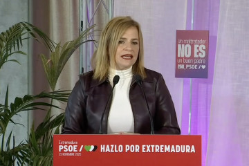 La secretaria de Igualdad del PSOE, Pilar Bernabé, interviene en un acto público con motivo del 25N en Cáceres