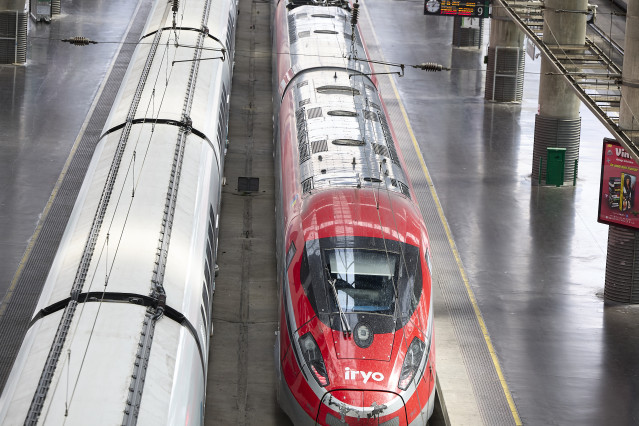 Archivo - Un tren en la Estación de Madrid - Puerta de Atocha - Almudena Grandes, a 31 de agosto de 2025, en Madrid (España). Un total de 4.350 trenes de alta velocidad de Renfe, Iryo y Ouigo, y de larga y media distancia de Renfe circularán por toda la r