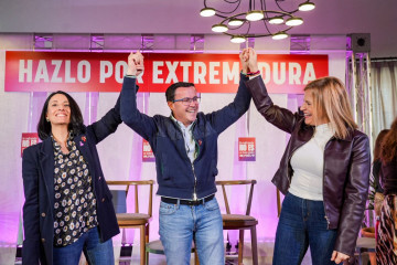 El candidato socialista a la Presidencia de la Junta de Extremadura, Miguel Ángel Gallardo, en un acto público en Cáceres junto a la secretaria de Organización del PSOE, Rebeca Torró, y la secret