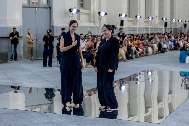 Archivo - Adriana y Tiziana Domínguez durante el desfile del diseñador Adolfo Domínguez, en la 82º edición de Mercedes-Benz Fashion Week Madrid, en el Palacio de Cibeles, a 17 de septiembre de 2025, en Madrid (España). La edición de este año se celebra de