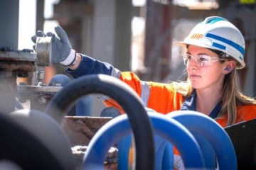 Archivo - Trabajadora de la minera BHP.