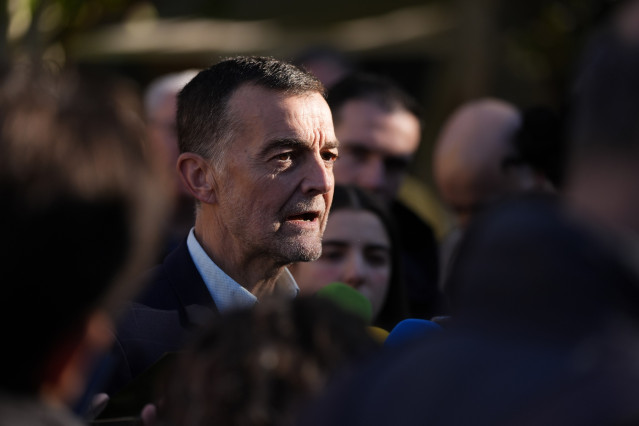 El coordinador federal de Izquierda Unida (IU) atiende a los medios para informar de su candidatura de Por Andalucía a la Presidencia de la Junta de Andalucía en 2026.