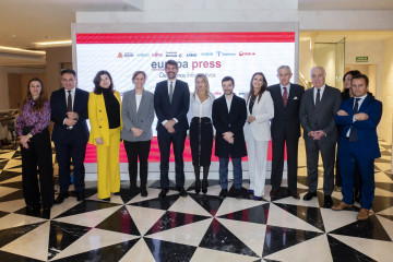La directora general de Negocios de Europa Press, Candela Martín de Cabiedes, la ministra de  Sanidad, Mónica García, el ministro de Cultura, Ernest Urtasun, la ministra de Trabajo y vicepresidenta