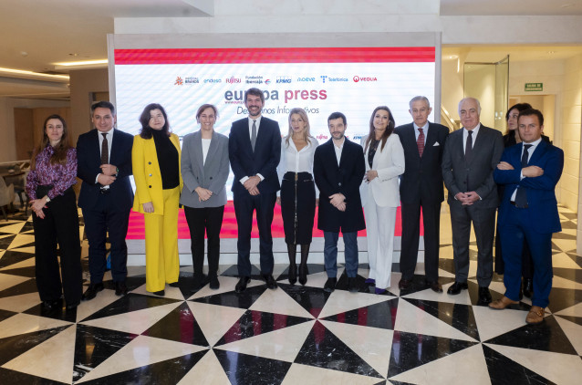 La directora general de Negocios de Europa Press, Candela Martín de Cabiedes, la ministra de  Sanidad, Mónica García, el ministro de Cultura, Ernest Urtasun, la ministra de Trabajo y vicepresidenta segunda del Gobierno, Yolanda Díaz, el ministro de Consum