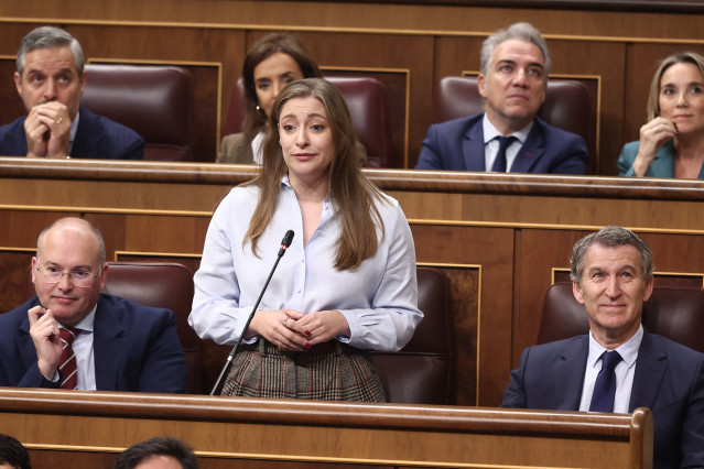 La portavoz del PP en el Congreso, Ester Muñoz, interviene durante una sesión de control al Gobierno, en el Congreso de los Diputados, a 19 de noviembre de 2025, en Madrid (España).