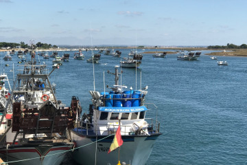 Archivo - Barcos pesqueros en Punta Umbría.