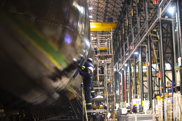 Archivo - Un trabajador en una de las puertas del submarino S-91 Isaac Peral en el taller donde se ha construido, días antes de su puesta a flote, en el astillero de Navantia, a 15 de abril de 2021, en Cartagena, Murcia (España). El sumergible saldrá de l