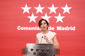 La presidenta de la Comunidad de Madrid, Isabel Díaz Ayuso, comparece ante los medios de comunicación, a 21 de noviembre de 2025, en Madrid (España).