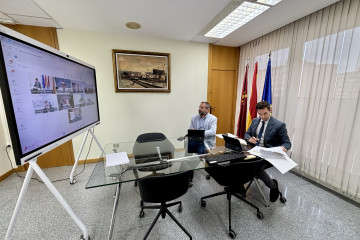 El secretario general de la Consejería de Fomento e Infraestructuras, José Francisco Lajara (dcha), y el director general de Movilidad y Transportes, José Antonio Verdú (izqda), durante la reunió