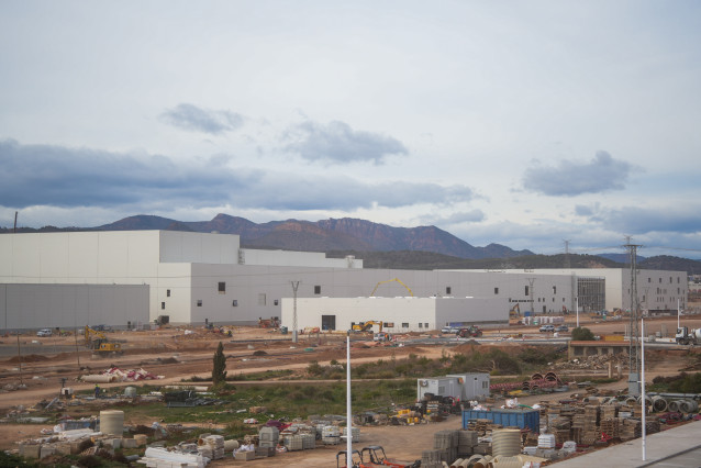 Acceso a la obra, durante una visita a la gigafactoría PowerCo, a 24 de noviembre de 2025, en Sagunto, Valencia, Comunidad Valenciana (España).