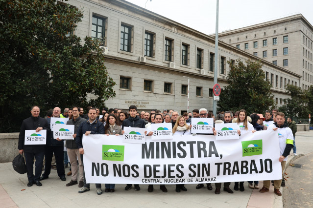 La Plataforma Sí Almaraz y otros colectivos se concentran frente al Ministerio de Trabajo en Madrid para pedir la continuidad de la central nuclear.
