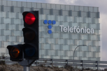 Archivo - Fachada de la sede de Telefónica, en Madrid (España)