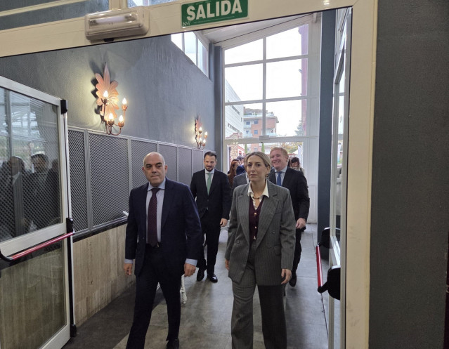El presidente de ATA, Lorenzo Amor, junto a la presidenta de la Junta, María Guardiola.
