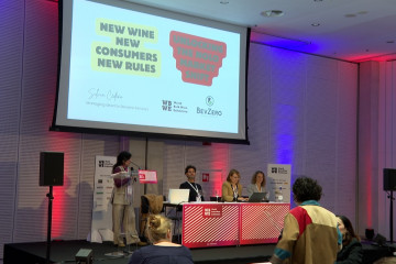 La directora del grupo BevZero Services, Silvia Cedeño, y el sumiller David Seija, en una de las mesas de la WVBE.