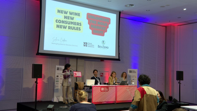 La directora del grupo BevZero Services, Silvia Cedeño, y el sumiller David Seija, en una de las mesas de la WVBE.