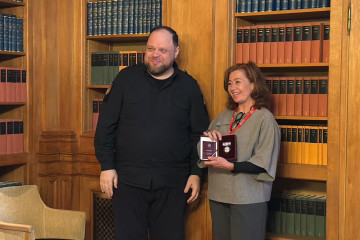 La presidenta del Congreso, Francina Armengol, ha recibido este lunes en Estocolmo la medalla de la Orden de la Princesa Olga de grado III, concedida por Ucrania en reconocimiento a aquellas mujeres q