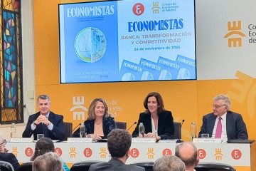 El presidente del Consejo General de Economistas, Miguel Ángel Vázquez Taín; la decana-presidenta del Colegio de Economistas de Madrid; Amelia Pérez Zabaleta; la presidenta de AEB, Alejandra Kinde