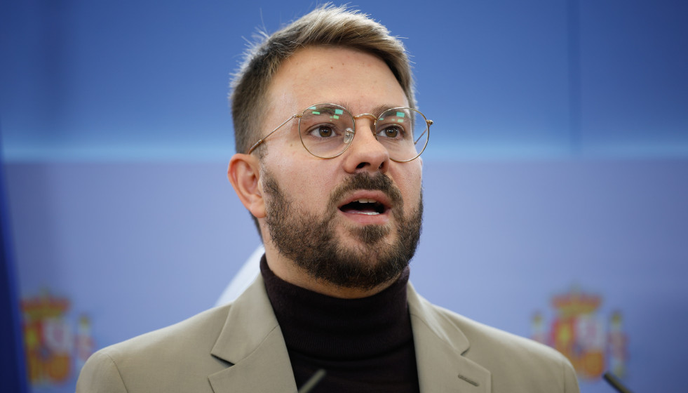 El diputado de Sumar Alberto Ibáñez durante una rueda de prensa, en el Congreso de los Diputados, a 4 de noviembre de 2025, en Madrid (España).