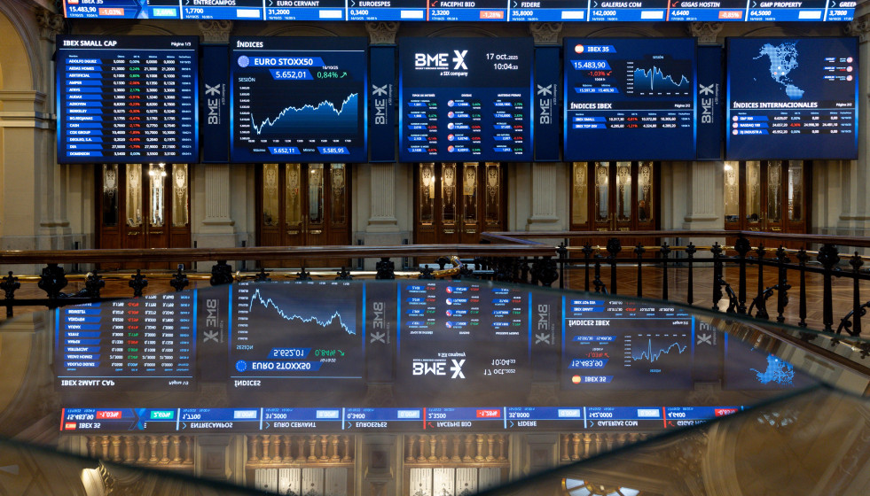 Archivo - Un panel informativo en el Palacio de la Bolsa de Madrid, a 17 de octubre de 2025, en Madrid (España).