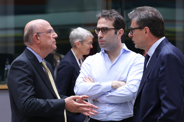Archivo - El ministro de Economía Comercio y Empresa, Carlos Cuerpo (c), durante la reunión del Eurogrupo en la que se revalidó a Paschal Donohoe como presidente el pasado julio.