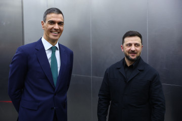 El presidente del Gobierno, Pedro Sánchez, y el presidente de Ucrania, Volodímir Zelenski, durante su visita al Museo Nacional Centro de Arte Reina Sofía, a 18 de noviembre de 2025, en Madrid (Espa