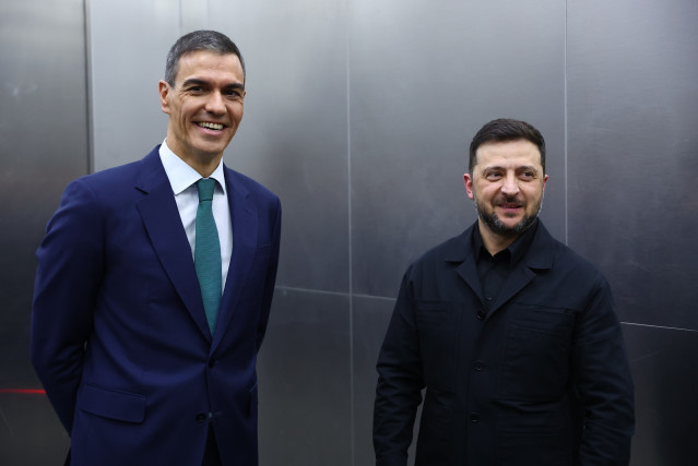 El presidente del Gobierno, Pedro Sánchez, y el presidente de Ucrania, Volodímir Zelenski, durante su visita al Museo Nacional Centro de Arte Reina Sofía, a 18 de noviembre de 2025, en Madrid (España).