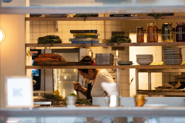 Archivo - Una cocinera en un restaurante