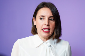 La secretaria política de Podemos, Irene Montero, atiende a los medios antes de un acto de Podemos, a 7 de noviembre de 2025, en Madrid (España). Los dirigentes de Podemos han participado en un acto