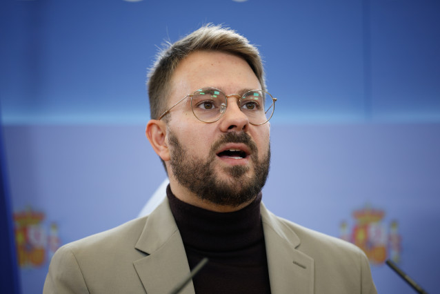 El diputado de Sumar Alberto Ibáñez durante una rueda de prensa, en el Congreso de los Diputados, a 4 de noviembre de 2025, en Madrid (España).