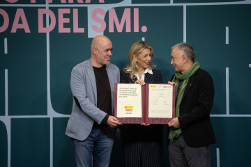 Archivo - La vicepresidenta segunda y ministra de Trabajo y Economía Social, Yolanda Díaz, el secretario general de CCOO, Unai Sordo, y el secretario general de UGT, Pepe Álvarez, en una imagen de 