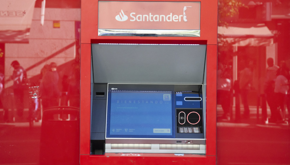 Archivo - Un cajero en una oficina del Banco Santander, a 29 de septiembre de 2024, en Madrid (España)