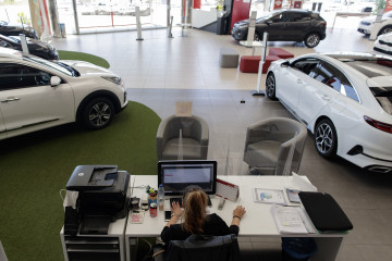 Archivo - Imagen de archivo del interior de un concesionario KIA.