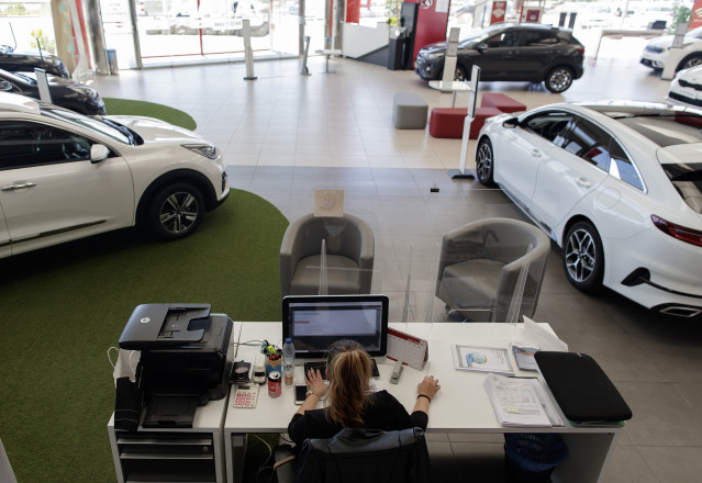 Archivo - Imagen de archivo del interior de un concesionario KIA.