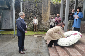 Archivo - El alcalde de Gernika, José María Gorroño, durante la ofrenda floral por las víctimas del bombardeo, en su 88 aniversario