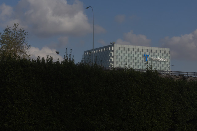Archivo - Fachada de la sede de Telefónica, a 7 de noviembre de 2024, en Madrid (España).