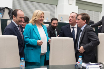 La vicealcaldesa de Madrid, Inmaculada Sanz (2i), el delegado de Urbanismo, Medio Ambiente y Movilidad, Borja Carabante (1i), y el alcalde de Madrid, José Luis Martínez-Almeida (1d), durante un plen