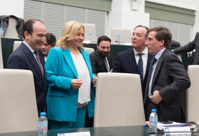 La vicealcaldesa de Madrid, Inmaculada Sanz (2i), el delegado de Urbanismo, Medio Ambiente y Movilidad, Borja Carabante (1i), y el alcalde de Madrid, José Luis Martínez-Almeida (1d), durante un pleno ordinario del Ayuntamiento de Madrid