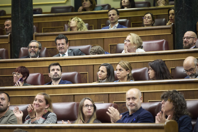 Archivo - Àgueda Micó y los cuatro diputados de Podemos en una votación