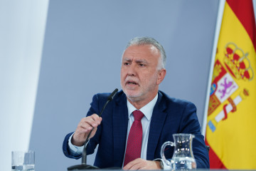 El ministro de Política Territorial y Memoria Democrática , Ángel Víctor Torres, durante la rueda de prensa tras el Consejo de Ministros, en el Palacio de La Moncloa, a 25 de noviembre de 2025, en