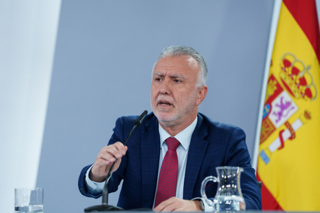El ministro de Política Territorial y Memoria Democrática , Ángel Víctor Torres, durante la rueda de prensa tras el Consejo de Ministros, en el Palacio de La Moncloa, a 25 de noviembre de 2025, en Madrid (España).