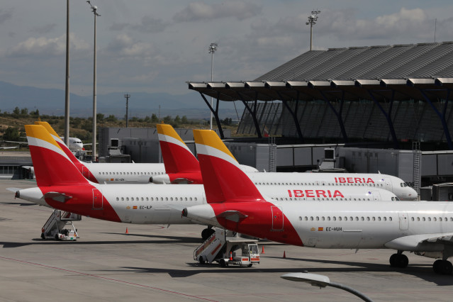 Archivo - Varios aviones de Iberia.