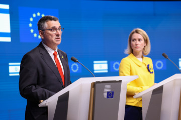 Archivo - La Alta Representante de la Unión Europea para Política Exterior, Kaja Kallas, junto al ministro de Exteriores israelí, Gideon Saar, en rueda de prensa desde Bruselas el pasado mes de feb