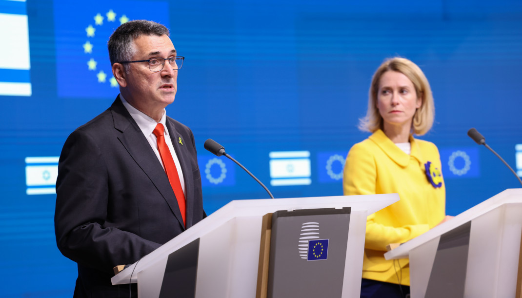Archivo - La Alta Representante de la Unión Europea para Política Exterior, Kaja Kallas, junto al ministro de Exteriores israelí, Gideon Saar, en rueda de prensa desde Bruselas el pasado mes de feb