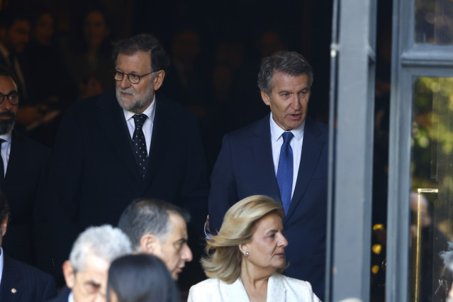 El ex presidente del Gobierno, Mariano Rajoy, junto al presidente del Partido Popular, Alberto Núñez Feijóo.