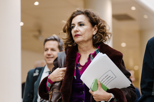 La vicepresidenta primera y ministra de Hacienda, María Jesús Montero, a su llegada a una sesión plenaria en el Senado, a 25 de noviembre de 2025, en Madrid (España).