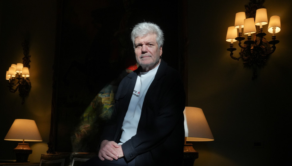 El expresidente de Telefónica Juan Villalonga posa a su llegada al coloquio ‘Quien controle la IA, controlará el mundo’, en el Círculo Ecuestre.