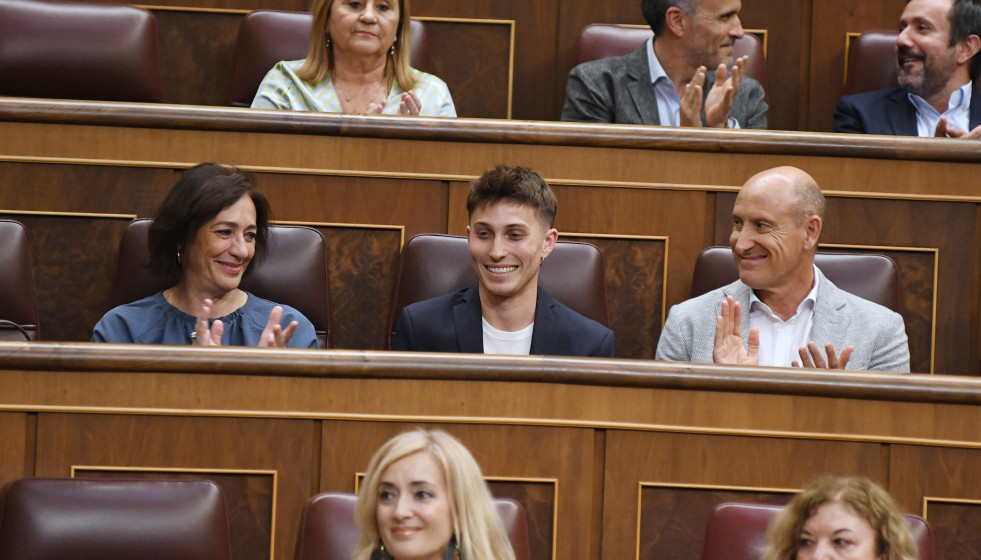 Archivo - El diputado del PSOE, Gabriel Blanco (C), durante un pleno en el Congreso de los Diputados, a 10 de junio de 2025, en Madrid (España).